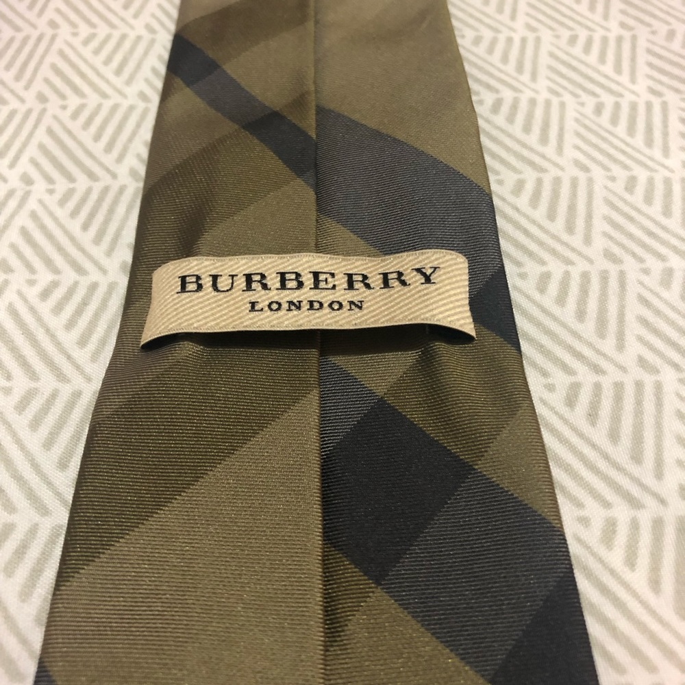 Men’s Burberry tie